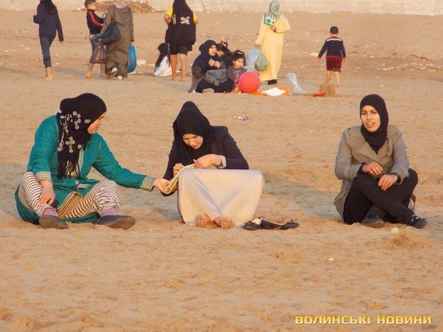 Дівчата на пляжі в Агадирі